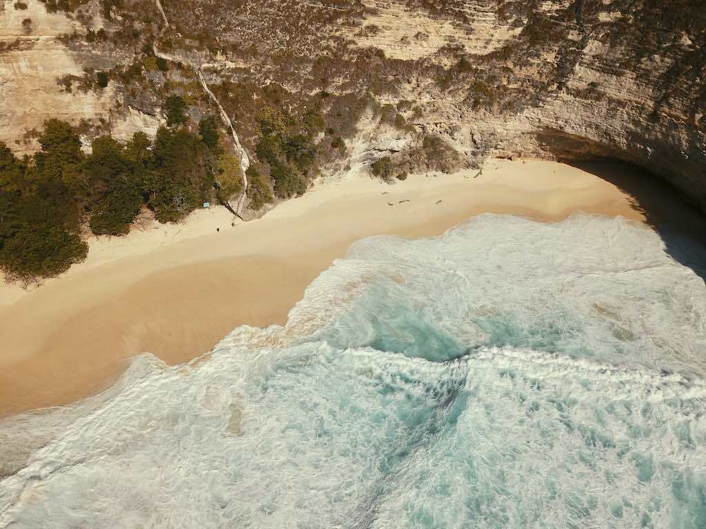 Kelingking Beach Nusa Penida Bali waves