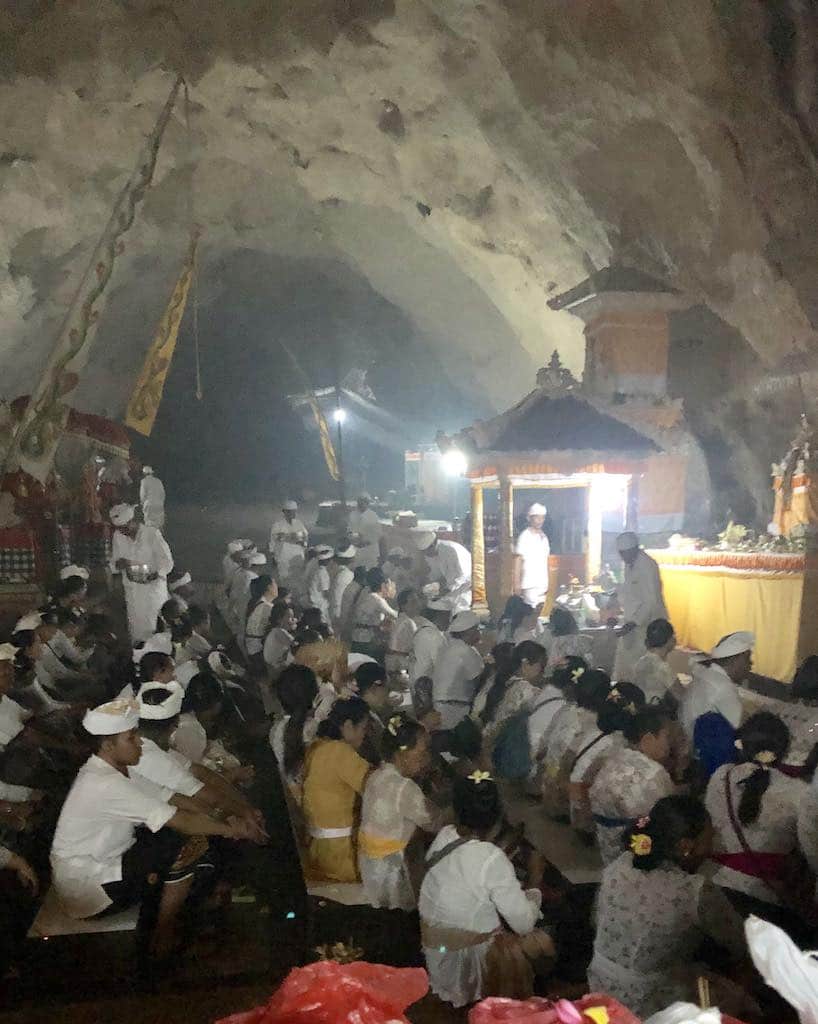 Upacara di dalam Goa Giri Putri Nusa Penida Bali