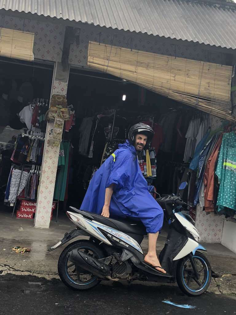 Berkendara di tengah hujan Nusa Penida Bali motor