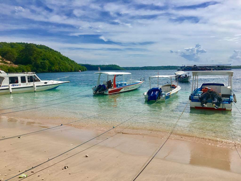 berkeliling dengan perahu Nusa Penida