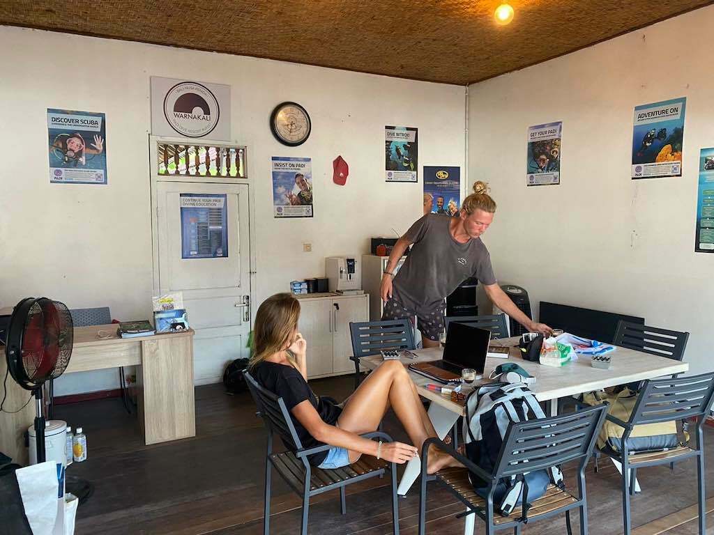 Warnakali dive center toko at Toyapakeh Nusa penida Bali